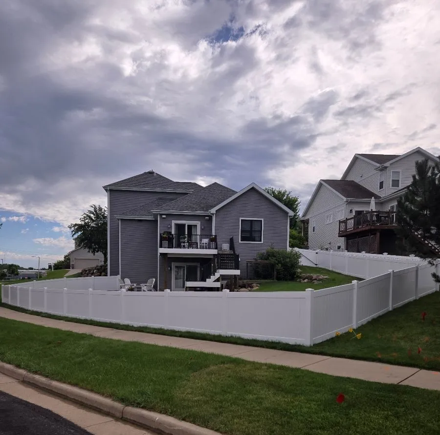 white vinyl privacy fence